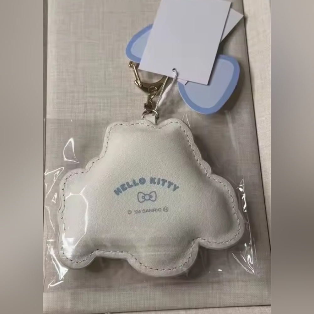 EXCLUSIVE - Hello Kitty Officially Licensed Keychain Set - Picture 4 of 10